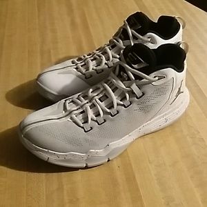 Mens size 10.5. Jordans cp3 ix. Ae